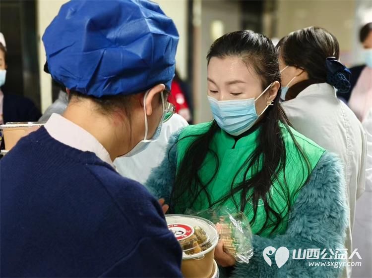 太原市小店区北营街道新时代党群服务中心各社区为环卫工人孤寡老人提供免费爱心餐 - 第7张