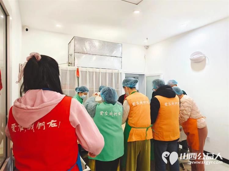 太原市小店区北营街道新时代党群服务中心各社区为环卫工人孤寡老人提供免费爱心餐 - 第4张