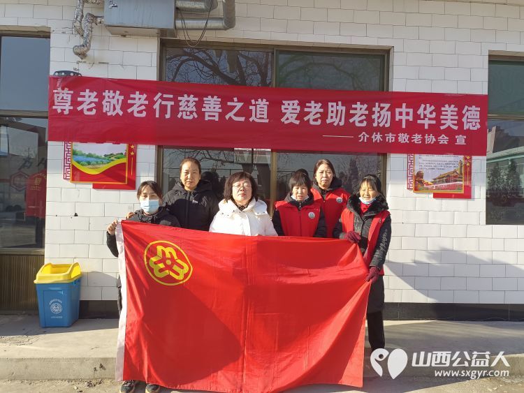 介休市敬老协会组织志愿者走进洪山镇南两水村为60岁以上老人爱心理发免费义诊发放2024年台历 - 第2张 - 山西公益人 介休市敬老协会组织志愿者走进洪山镇南两水村为60岁以上老人爱心理发免费义诊发放2024年台历 - 第2张