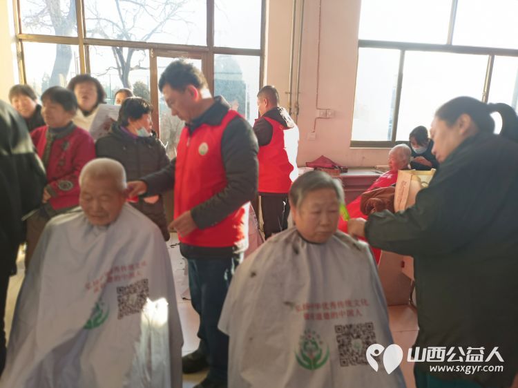 介休市敬老协会组织志愿者走进洪山镇南两水村为60岁以上老人爱心理发免费义诊发放2024年台历 - 第15张 - 山西公益人 介休市敬老协会组织志愿者走进洪山镇南两水村为60岁以上老人爱心理发免费义诊发放2024年台历 - 第15张