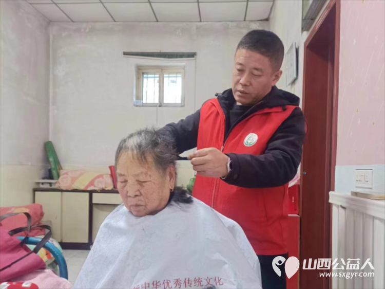 介休市敬老协会组织志愿者走进洪山镇南两水村为60岁以上老人爱心理发免费义诊发放2024年台历 - 第13张 - 山西公益人 介休市敬老协会组织志愿者走进洪山镇南两水村为60岁以上老人爱心理发免费义诊发放2024年台历 - 第13张