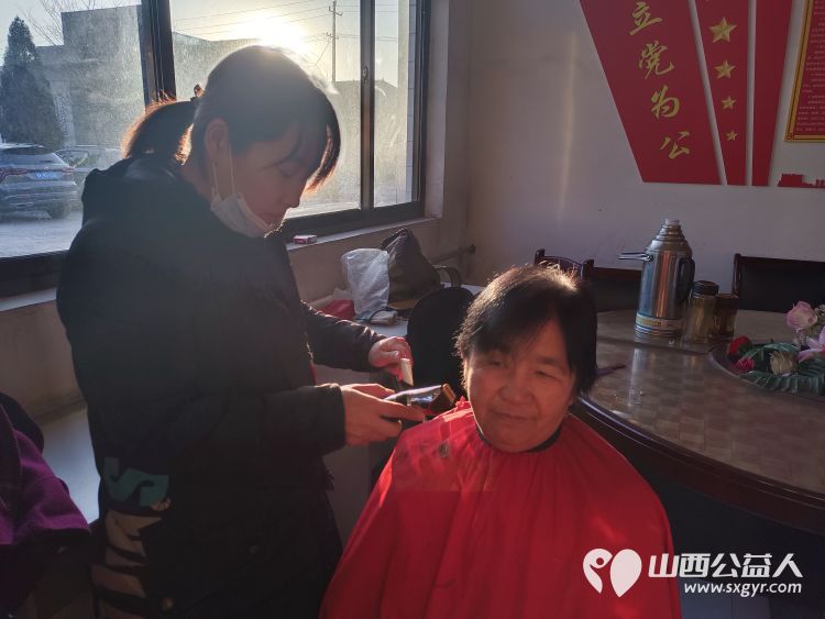介休市敬老协会组织志愿者走进洪山镇南两水村为60岁以上老人爱心理发免费义诊发放2024年台历 - 第12张 - 山西公益人 介休市敬老协会组织志愿者走进洪山镇南两水村为60岁以上老人爱心理发免费义诊发放2024年台历 - 第12张