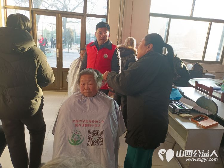 介休市敬老协会组织志愿者走进洪山镇南两水村为60岁以上老人爱心理发免费义诊发放2024年台历 - 第11张 - 山西公益人 介休市敬老协会组织志愿者走进洪山镇南两水村为60岁以上老人爱心理发免费义诊发放2024年台历 - 第11张