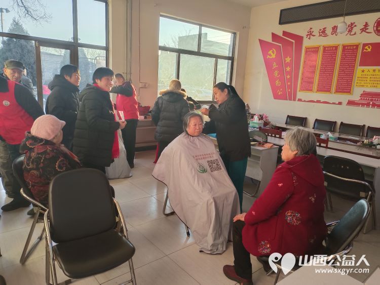 介休市敬老协会组织志愿者走进洪山镇南两水村为60岁以上老人爱心理发免费义诊发放2024年台历 - 第14张 - 山西公益人 介休市敬老协会组织志愿者走进洪山镇南两水村为60岁以上老人爱心理发免费义诊发放2024年台历 - 第14张