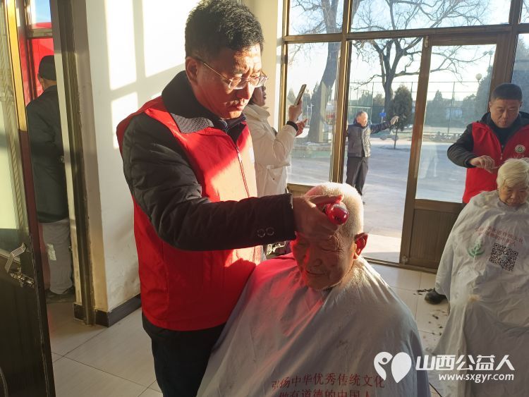 介休市敬老协会组织志愿者走进洪山镇南两水村为60岁以上老人爱心理发免费义诊发放2024年台历 - 第10张 - 山西公益人 介休市敬老协会组织志愿者走进洪山镇南两水村为60岁以上老人爱心理发免费义诊发放2024年台历 - 第10张