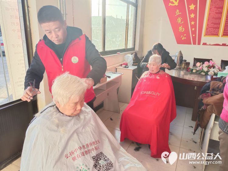 介休市敬老协会组织志愿者走进洪山镇南两水村为60岁以上老人爱心理发免费义诊发放2024年台历 - 第8张 - 山西公益人 介休市敬老协会组织志愿者走进洪山镇南两水村为60岁以上老人爱心理发免费义诊发放2024年台历 - 第8张