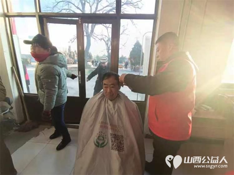 介休市敬老协会组织志愿者走进洪山镇南两水村为60岁以上老人爱心理发免费义诊发放2024年台历 - 第9张 - 山西公益人 介休市敬老协会组织志愿者走进洪山镇南两水村为60岁以上老人爱心理发免费义诊发放2024年台历 - 第9张