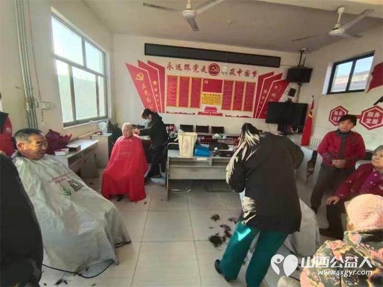 介休市敬老协会组织志愿者走进洪山镇南两水村为60岁以上老人爱心理发免费义诊发放2024年台历 - 第7张 - 山西公益人 介休市敬老协会组织志愿者走进洪山镇南两水村为60岁以上老人爱心理发免费义诊发放2024年台历 - 第7张