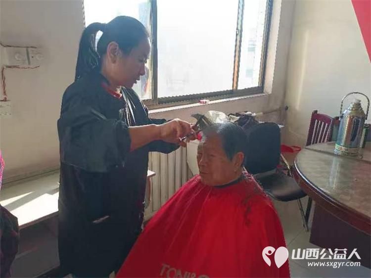 介休市敬老协会组织志愿者走进洪山镇南两水村为60岁以上老人爱心理发免费义诊发放2024年台历 - 第6张 - 山西公益人 介休市敬老协会组织志愿者走进洪山镇南两水村为60岁以上老人爱心理发免费义诊发放2024年台历 - 第6张