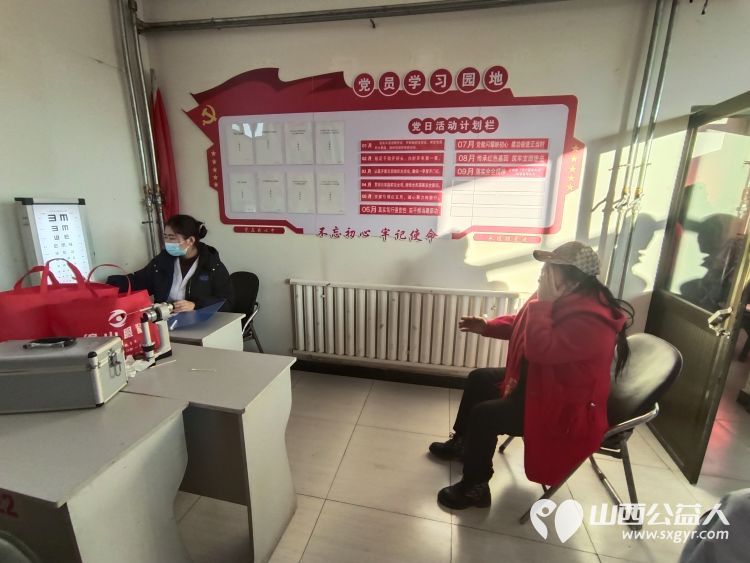 介休市敬老协会组织志愿者走进洪山镇南两水村为60岁以上老人爱心理发免费义诊发放2024年台历 - 第19张 - 山西公益人 介休市敬老协会组织志愿者走进洪山镇南两水村为60岁以上老人爱心理发免费义诊发放2024年台历 - 第19张