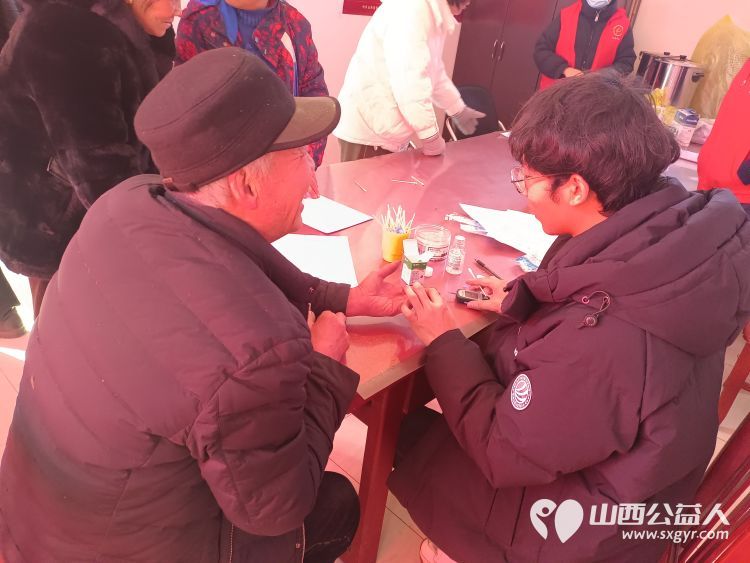 介休市敬老协会组织志愿者走进洪山镇南两水村为60岁以上老人爱心理发免费义诊发放2024年台历 - 第22张 - 山西公益人 介休市敬老协会组织志愿者走进洪山镇南两水村为60岁以上老人爱心理发免费义诊发放2024年台历 - 第22张