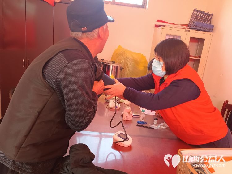 介休市敬老协会组织志愿者走进洪山镇南两水村为60岁以上老人爱心理发免费义诊发放2024年台历 - 第20张 - 山西公益人 介休市敬老协会组织志愿者走进洪山镇南两水村为60岁以上老人爱心理发免费义诊发放2024年台历 - 第20张