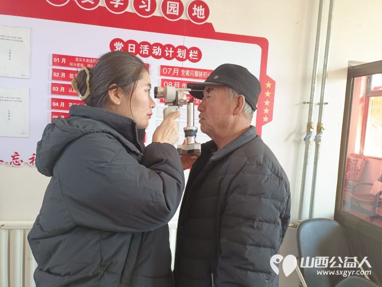 介休市敬老协会组织志愿者走进洪山镇南两水村为60岁以上老人爱心理发免费义诊发放2024年台历 - 第16张 - 山西公益人 介休市敬老协会组织志愿者走进洪山镇南两水村为60岁以上老人爱心理发免费义诊发放2024年台历 - 第16张