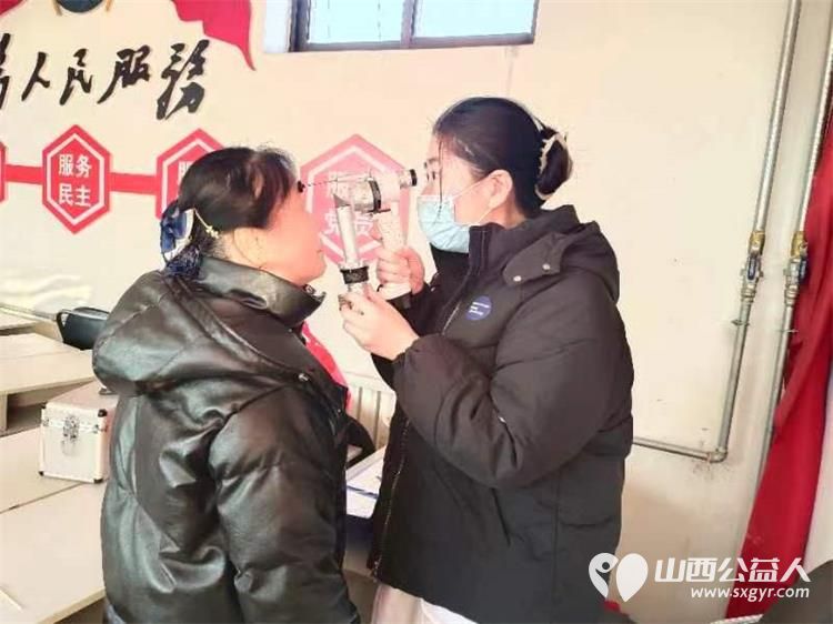 介休市敬老协会组织志愿者走进洪山镇南两水村为60岁以上老人爱心理发免费义诊发放2024年台历 - 第17张 - 山西公益人 介休市敬老协会组织志愿者走进洪山镇南两水村为60岁以上老人爱心理发免费义诊发放2024年台历 - 第17张