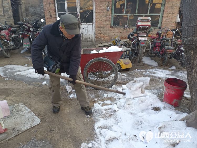 介休市敬老协会志愿者走进洪山镇南两水村86岁特困老人任金明家中帮老人收拾卫生 - 第7张 - 山西公益人 介休市敬老协会志愿者走进洪山镇南两水村86岁特困老人任金明家中帮老人收拾卫生 - 第7张