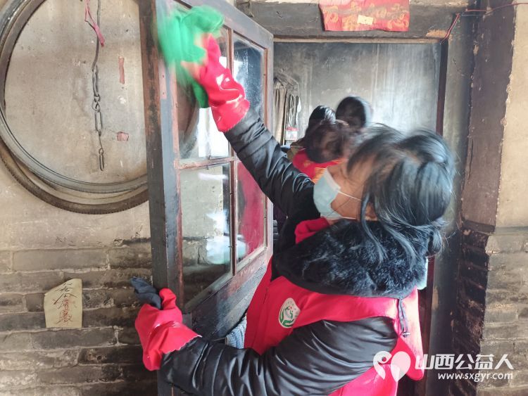 介休市敬老协会志愿者走进洪山镇南两水村86岁特困老人任金明家中帮老人收拾卫生 - 第3张 - 山西公益人 介休市敬老协会志愿者走进洪山镇南两水村86岁特困老人任金明家中帮老人收拾卫生 - 第3张