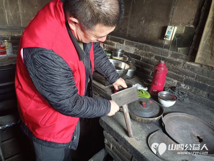 介休市敬老协会志愿者走进洪山镇南两水村86岁特困老人任金明家中帮老人收拾卫生 - 第12张 - 山西公益人 介休市敬老协会志愿者走进洪山镇南两水村86岁特困老人任金明家中帮老人收拾卫生 - 第12张