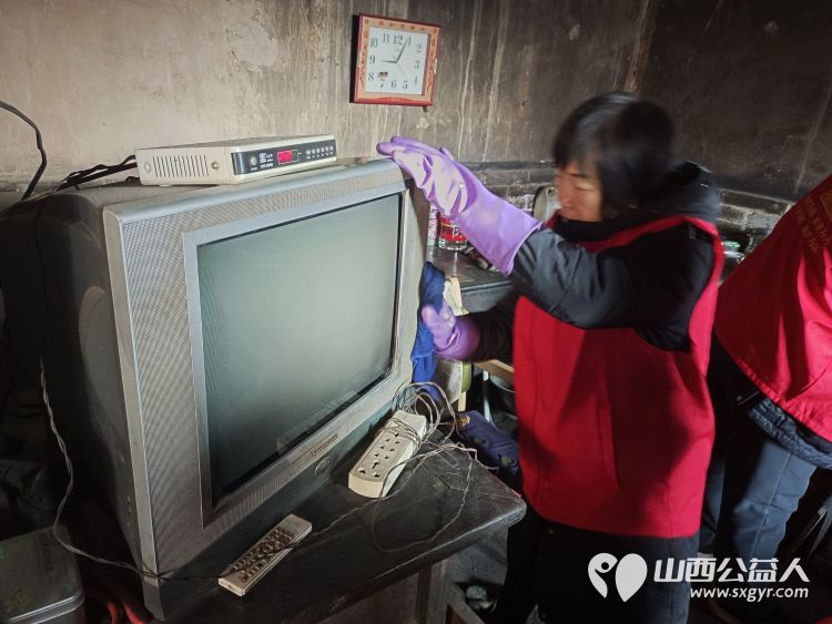 介休市敬老协会志愿者走进洪山镇南两水村86岁特困老人任金明家中帮老人收拾卫生 - 第13张 - 山西公益人 介休市敬老协会志愿者走进洪山镇南两水村86岁特困老人任金明家中帮老人收拾卫生 - 第13张