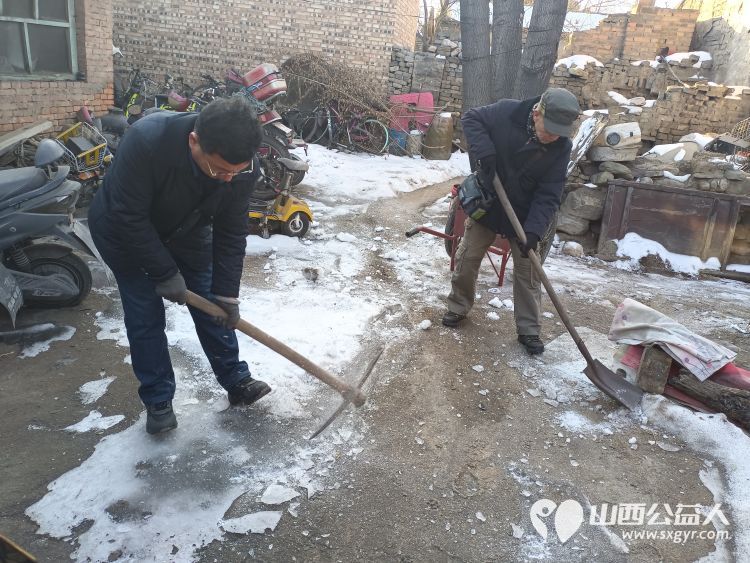 介休市敬老协会志愿者走进洪山镇南两水村86岁特困老人任金明家中帮老人收拾卫生 - 第6张 - 山西公益人 介休市敬老协会志愿者走进洪山镇南两水村86岁特困老人任金明家中帮老人收拾卫生 - 第6张