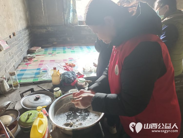 介休市敬老协会志愿者走进洪山镇南两水村86岁特困老人任金明家中帮老人收拾卫生 - 第11张 - 山西公益人 介休市敬老协会志愿者走进洪山镇南两水村86岁特困老人任金明家中帮老人收拾卫生 - 第11张