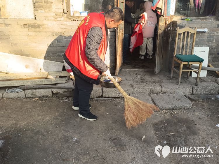 介休市敬老协会志愿者走进洪山镇南两水村86岁特困老人任金明家中帮老人收拾卫生 - 第9张 - 山西公益人 介休市敬老协会志愿者走进洪山镇南两水村86岁特困老人任金明家中帮老人收拾卫生 - 第9张