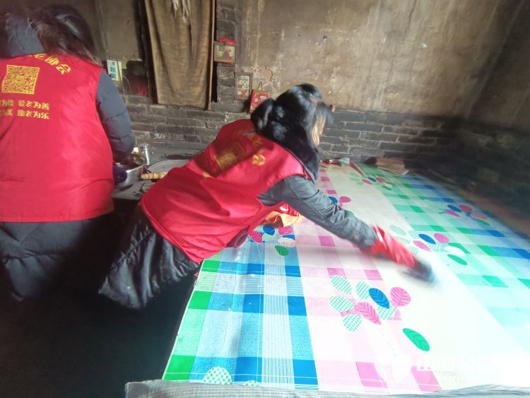 介休市敬老协会志愿者走进洪山镇南两水村86岁特困老人任金明家中帮老人收拾卫生 - 第10张 - 山西公益人 介休市敬老协会志愿者走进洪山镇南两水村86岁特困老人任金明家中帮老人收拾卫生 - 第10张