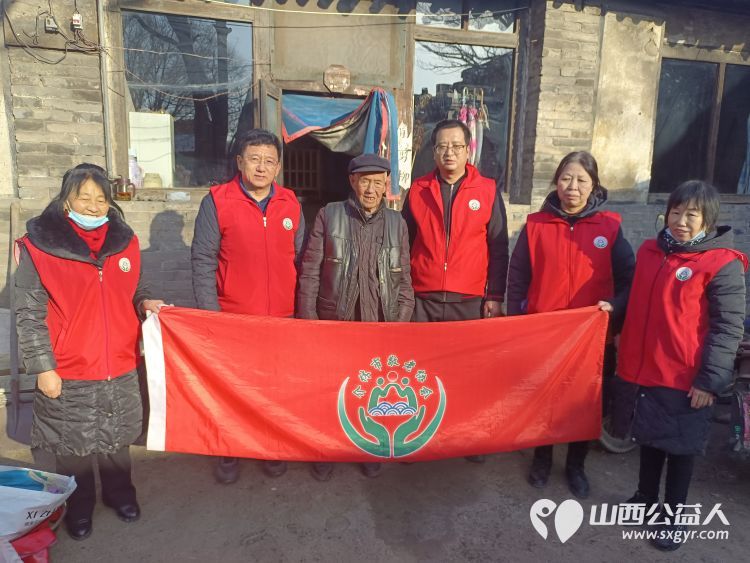 介休市敬老协会志愿者走进洪山镇南两水村86岁特困老人任金明家中帮老人收拾卫生 - 第1张 - 山西公益人 介休市敬老协会志愿者走进洪山镇南两水村86岁特困老人任金明家中帮老人收拾卫生 - 第1张