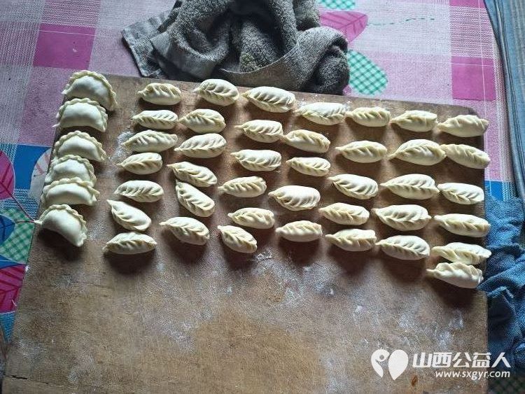 介休市敬老协会志愿者走进洪山镇南两水村86岁特困老人任金明家中帮老人收拾卫生 - 第15张 - 山西公益人 介休市敬老协会志愿者走进洪山镇南两水村86岁特困老人任金明家中帮老人收拾卫生 - 第15张