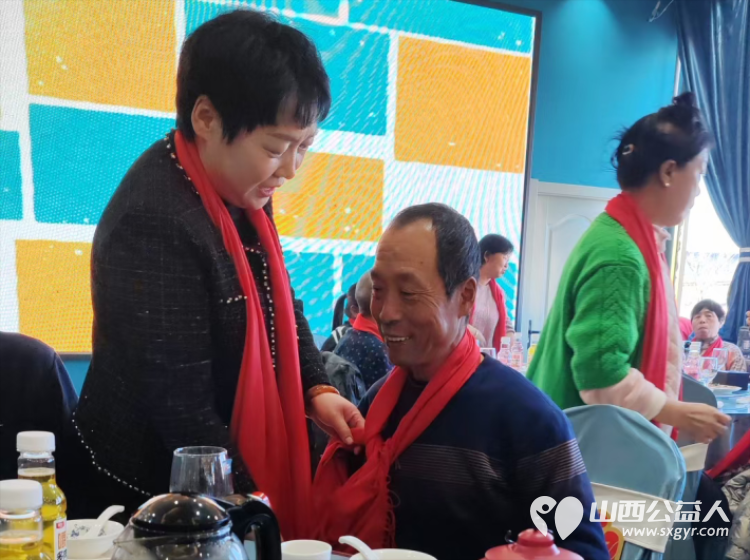 陈秀苗参加晋源区晋祠环卫所环卫工人的年庆聚餐赠送给环卫工人蛋糕并带去了祝福 - 第6张