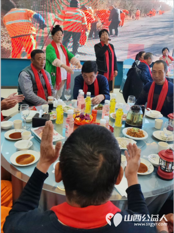 陈秀苗参加晋源区晋祠环卫所环卫工人的年庆聚餐赠送给环卫工人蛋糕并带去了祝福 - 第4张