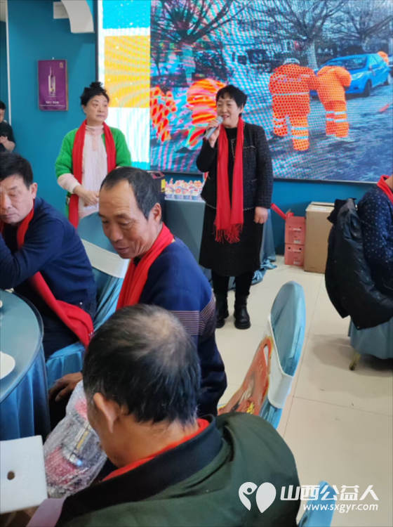 陈秀苗参加晋源区晋祠环卫所环卫工人的年庆聚餐赠送给环卫工人蛋糕并带去了祝福 - 第2张
