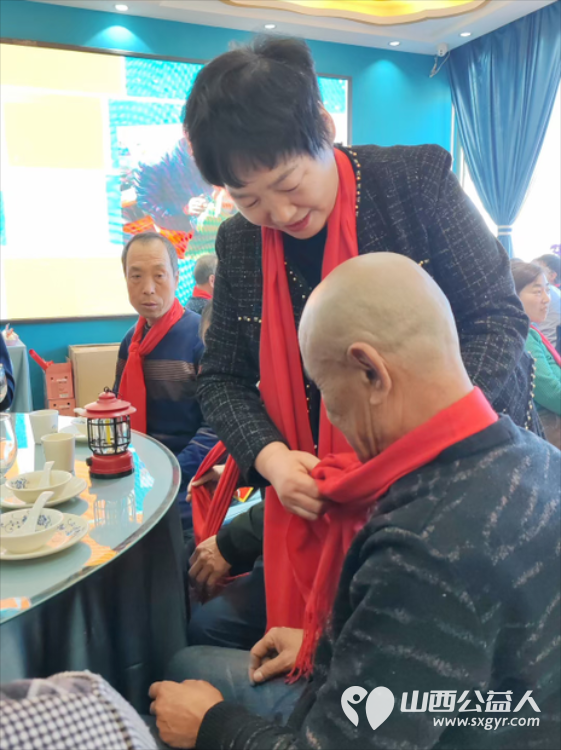 陈秀苗参加晋源区晋祠环卫所环卫工人的年庆聚餐赠送给环卫工人蛋糕并带去了祝福 - 第5张