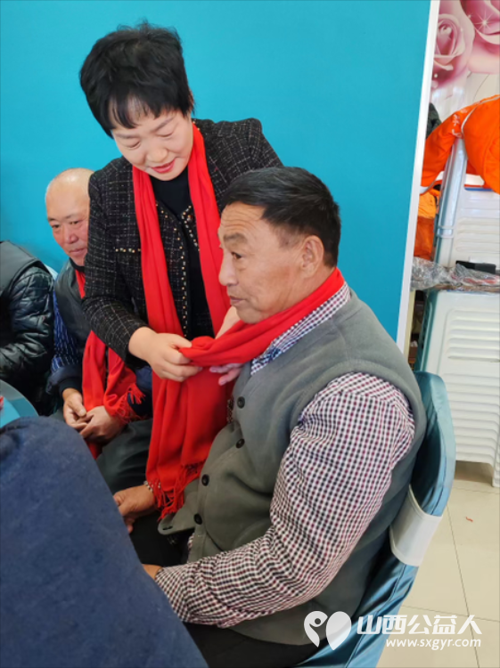 陈秀苗参加晋源区晋祠环卫所环卫工人的年庆聚餐赠送给环卫工人蛋糕并带去了祝福 - 第3张