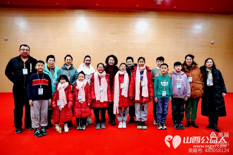 王素娟带领志愿者参加由太原市关工委主办的特殊青少年励志话剧巜亲爱的依米花》山西大剧院首演 - 第5张 - 山西公益人 王素娟带领志愿者参加由太原市关工委主办的特殊青少年励志话剧巜亲爱的依米花》山西大剧院首演 - 第5张