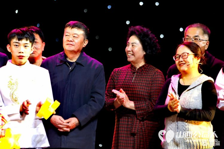 王素娟带领志愿者参加由太原市关工委主办的特殊青少年励志话剧巜亲爱的依米花》山西大剧院首演 - 第17张 - 山西公益人 王素娟带领志愿者参加由太原市关工委主办的特殊青少年励志话剧巜亲爱的依米花》山西大剧院首演 - 第17张