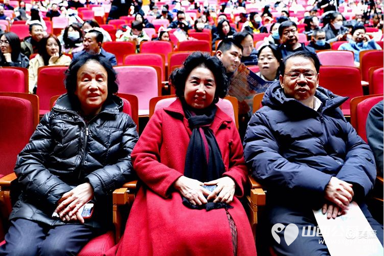 王素娟带领志愿者参加由太原市关工委主办的特殊青少年励志话剧巜亲爱的依米花》山西大剧院首演 - 第19张 - 山西公益人 王素娟带领志愿者参加由太原市关工委主办的特殊青少年励志话剧巜亲爱的依米花》山西大剧院首演 - 第19张