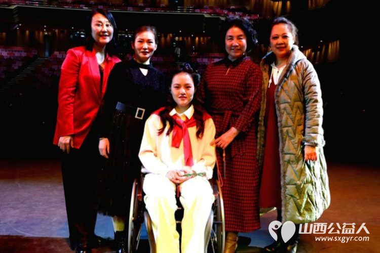 王素娟带领志愿者参加由太原市关工委主办的特殊青少年励志话剧巜亲爱的依米花》山西大剧院首演 - 第12张 - 山西公益人 王素娟带领志愿者参加由太原市关工委主办的特殊青少年励志话剧巜亲爱的依米花》山西大剧院首演 - 第12张