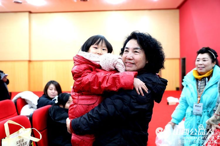 王素娟带领志愿者参加由太原市关工委主办的特殊青少年励志话剧巜亲爱的依米花》山西大剧院首演 - 第15张 - 山西公益人 王素娟带领志愿者参加由太原市关工委主办的特殊青少年励志话剧巜亲爱的依米花》山西大剧院首演 - 第15张