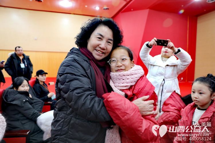 王素娟带领志愿者参加由太原市关工委主办的特殊青少年励志话剧巜亲爱的依米花》山西大剧院首演 - 第14张 - 山西公益人 王素娟带领志愿者参加由太原市关工委主办的特殊青少年励志话剧巜亲爱的依米花》山西大剧院首演 - 第14张