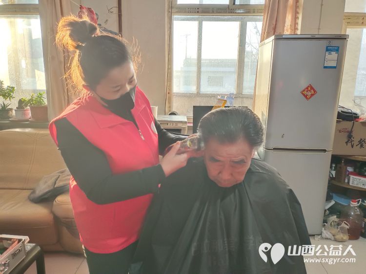 介休市敬老协会志愿者敬老爱老助老行动走进义安镇孟村给老人们爱心理发体检服务特困老人 - 第6张 - 山西公益人 介休市敬老协会志愿者敬老爱老助老行动走进义安镇孟村给老人们爱心理发体检服务特困老人 - 第6张