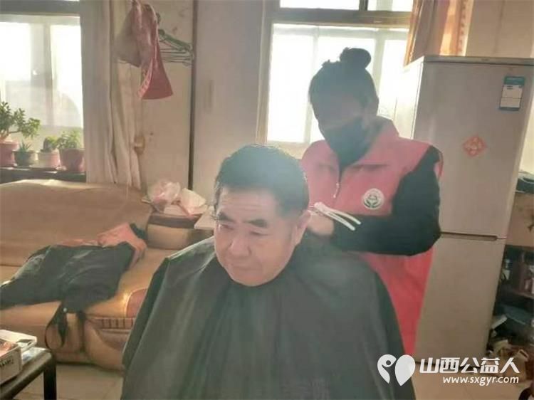 介休市敬老协会志愿者敬老爱老助老行动走进义安镇孟村给老人们爱心理发体检服务特困老人 - 第5张 - 山西公益人 介休市敬老协会志愿者敬老爱老助老行动走进义安镇孟村给老人们爱心理发体检服务特困老人 - 第5张