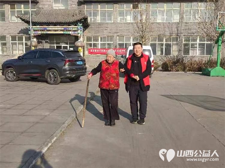 介休市敬老协会志愿者敬老爱老助老行动走进义安镇孟村给老人们爱心理发体检服务特困老人 - 第3张 - 山西公益人 介休市敬老协会志愿者敬老爱老助老行动走进义安镇孟村给老人们爱心理发体检服务特困老人 - 第3张