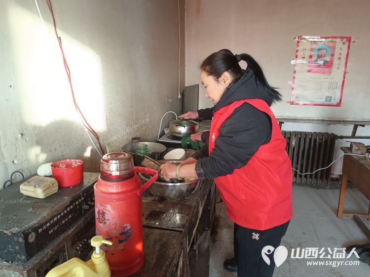 介休市敬老协会志愿者敬老爱老助老行动走进义安镇孟村给老人们爱心理发体检服务特困老人 - 第21张 - 山西公益人 介休市敬老协会志愿者敬老爱老助老行动走进义安镇孟村给老人们爱心理发体检服务特困老人 - 第21张