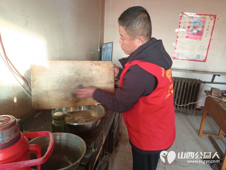 介休市敬老协会志愿者敬老爱老助老行动走进义安镇孟村给老人们爱心理发体检服务特困老人 - 第19张 - 山西公益人 介休市敬老协会志愿者敬老爱老助老行动走进义安镇孟村给老人们爱心理发体检服务特困老人 - 第19张