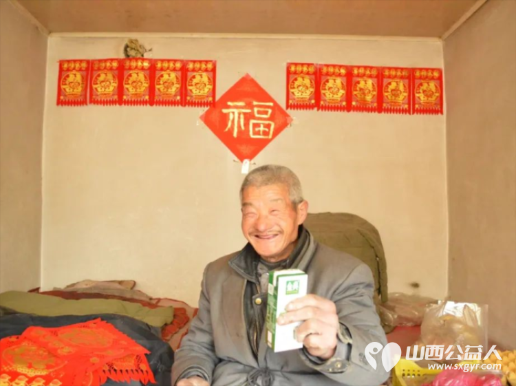 送温暖 献爱心 我们在行动 忻州市爱心公益协会会长宗应武带领志愿者慰问了豆槐村的空巢老人王存喜 - 第2张 - 山西公益人 送温暖 献爱心 我们在行动 忻州市爱心公益协会会长宗应武带领志愿者慰问了豆槐村的空巢老人王存喜 - 第2张