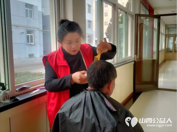 介休市敬老协会敬老爱老助老行动----张兰镇沟底村为村里60岁以上所有老人爱心理发体检送贴心服务 - 第6张 - 山西公益人 介休市敬老协会敬老爱老助老行动----张兰镇沟底村为村里60岁以上所有老人爱心理发体检送贴心服务 - 第6张