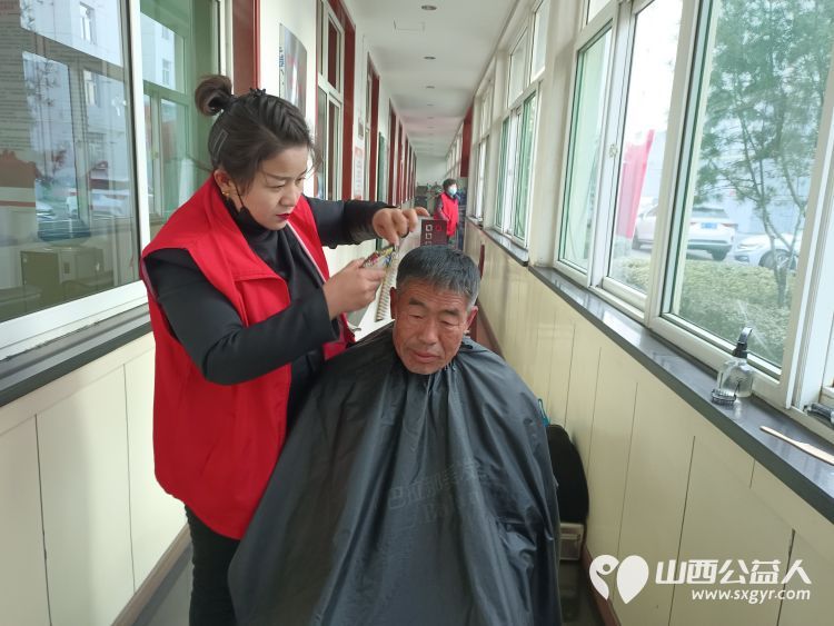 介休市敬老协会敬老爱老助老行动----张兰镇沟底村为村里60岁以上所有老人爱心理发体检送贴心服务 - 第5张 - 山西公益人 介休市敬老协会敬老爱老助老行动----张兰镇沟底村为村里60岁以上所有老人爱心理发体检送贴心服务 - 第5张