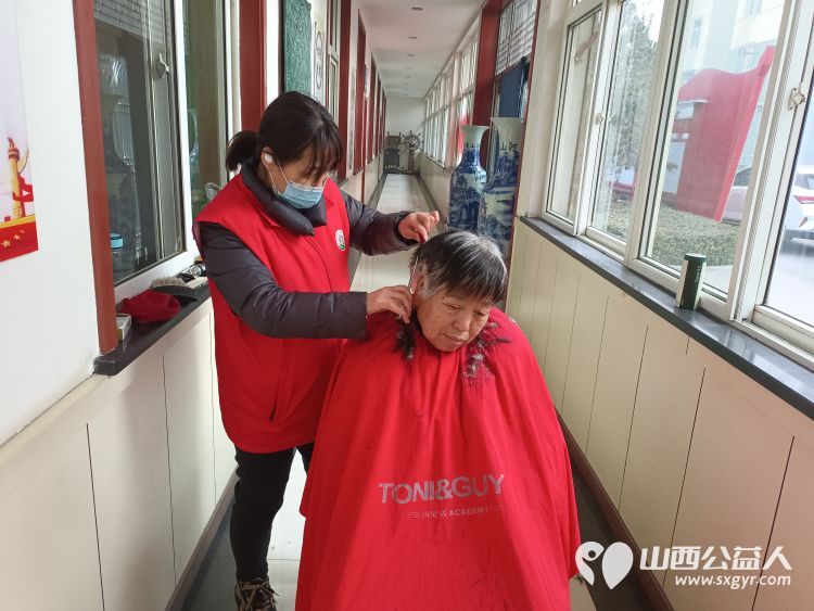 介休市敬老协会敬老爱老助老行动----张兰镇沟底村为村里60岁以上所有老人爱心理发体检送贴心服务 - 第9张 - 山西公益人 介休市敬老协会敬老爱老助老行动----张兰镇沟底村为村里60岁以上所有老人爱心理发体检送贴心服务 - 第9张