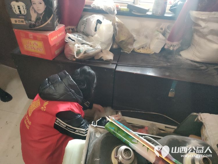 介休市敬老协会去张兰镇沟底村特困老人73岁宋七十家中为老人打扫卫生为送贴心服务 - 第8张 - 山西公益人 介休市敬老协会去张兰镇沟底村特困老人73岁宋七十家中为老人打扫卫生为送贴心服务 - 第8张