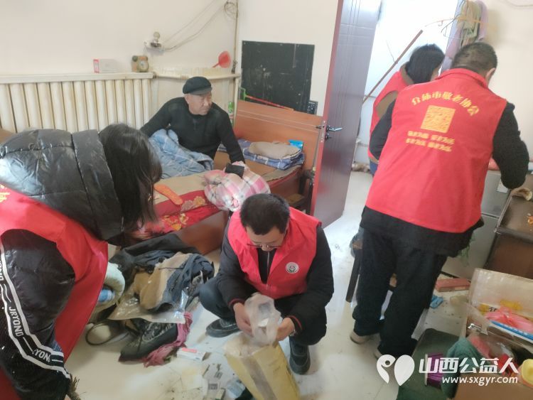 介休市敬老协会去张兰镇沟底村特困老人73岁宋七十家中为老人打扫卫生为送贴心服务 - 第9张 - 山西公益人 介休市敬老协会去张兰镇沟底村特困老人73岁宋七十家中为老人打扫卫生为送贴心服务 - 第9张